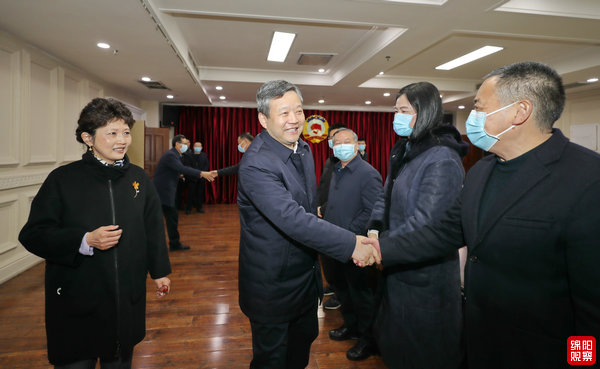 2022年2月7日 曹立軍在政協機關看望干部職工（記者 賴杰 攝）.jpg