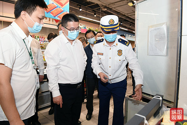 2022年9月28日，李云檢查節(jié)前安全生產(chǎn)、疫情防控、市場(chǎng)供應(yīng)4  張莉 攝.jpg
