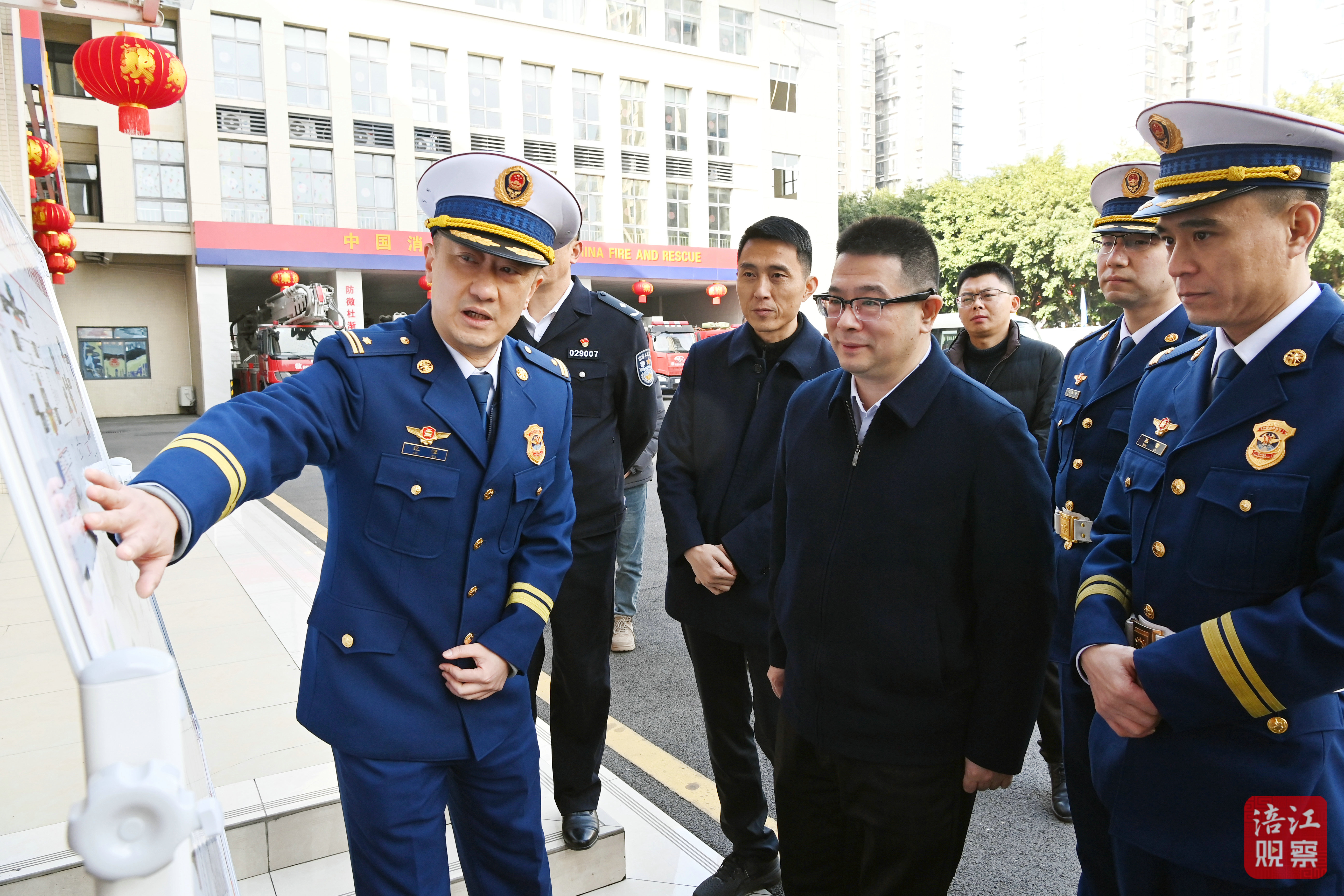2025年1月27日，李云檢查節日供應、安全穩定工作‘，慰問一線職工3  張莉 攝.jpg